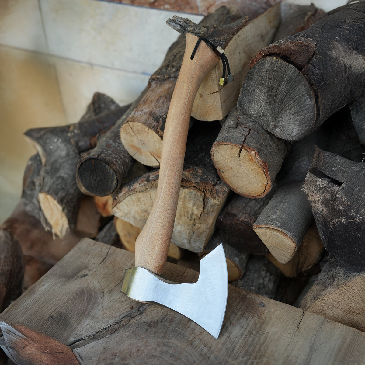 Yatağan ustaları tarafından üretilmiş deri kılıflı özel tasarım balta