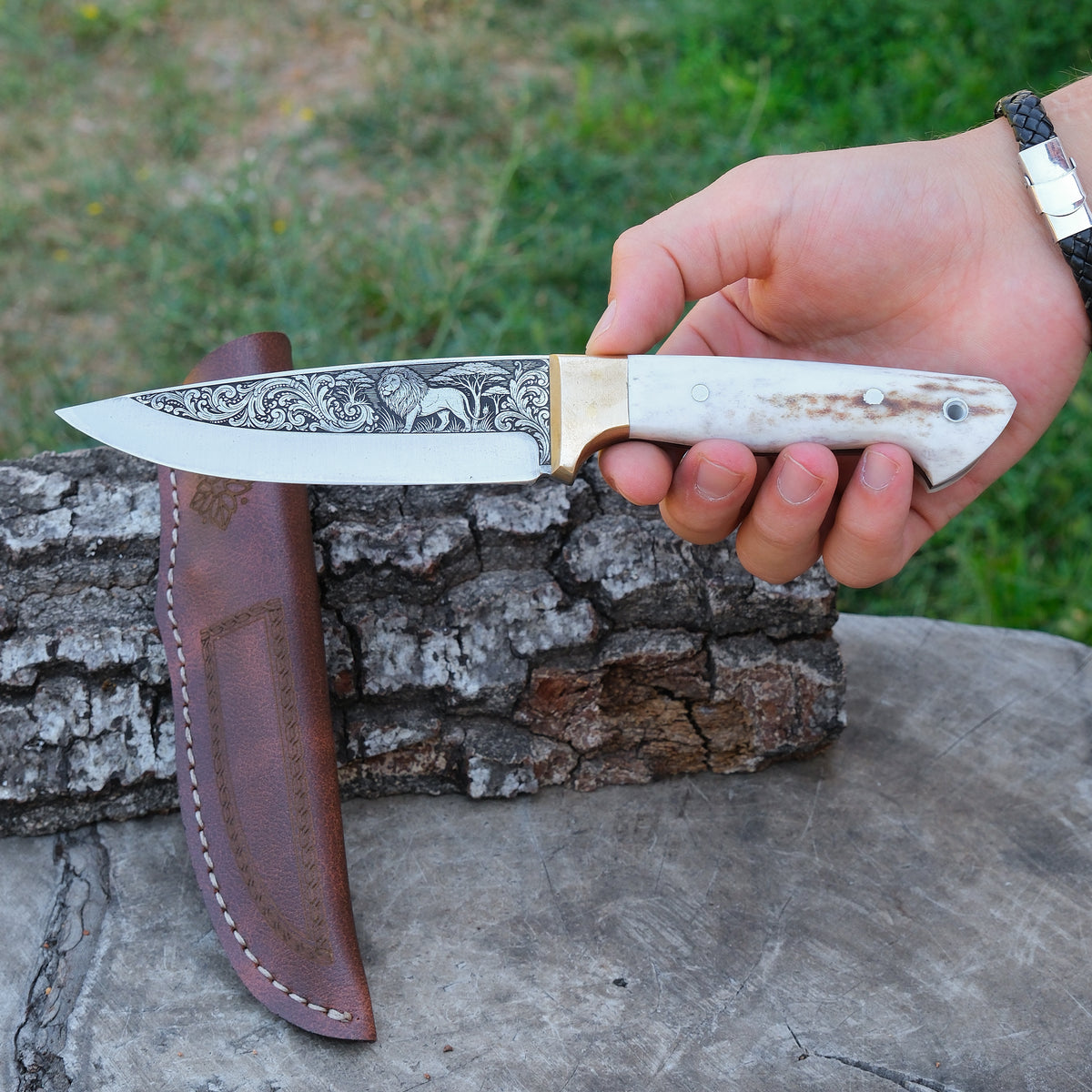 Aslan Gravür İşlemeli Koleksiyon Bıçak - N690 Çeliği - Geyik Sap - 24 Cm