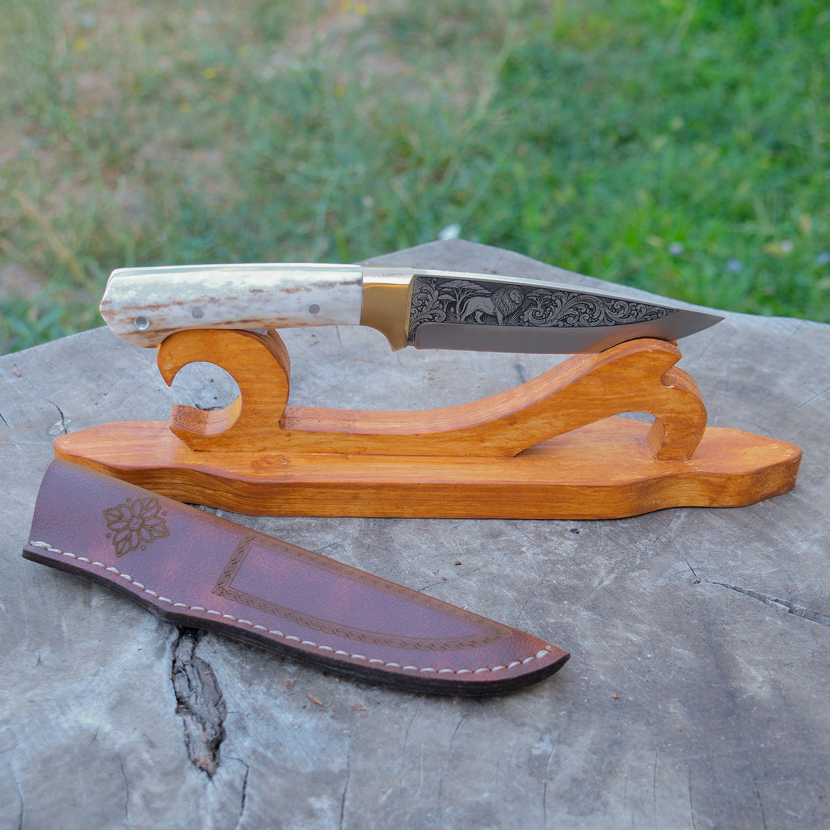 Aslan Gravür İşlemeli Koleksiyon Bıçak - N690 Çeliği - Geyik Sap - 24 Cm
