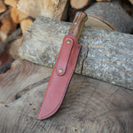 Doğal malzemelerle üretilmiş bu bıçak, rustik ceviz sapı, paslanmaz çelik gövdesi ve zarif deri kılıfıyla birlikte gönderilmektedir.