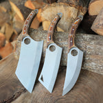 4034 Alman çeliğinden üretilen bu 3’lü kamp bıçağı seti, dayanıklı gövdeleri ve sağlam verzalit sapları ile dikkat çeker.