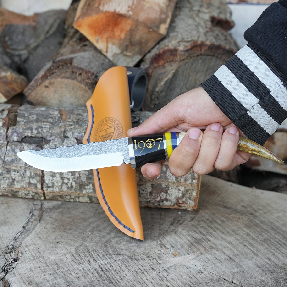 Koleksiyonluk ve Hediyelik Fenerbahçe Taraftar Bıçak - N690 Çelik- Geyik Boynuzu Sap