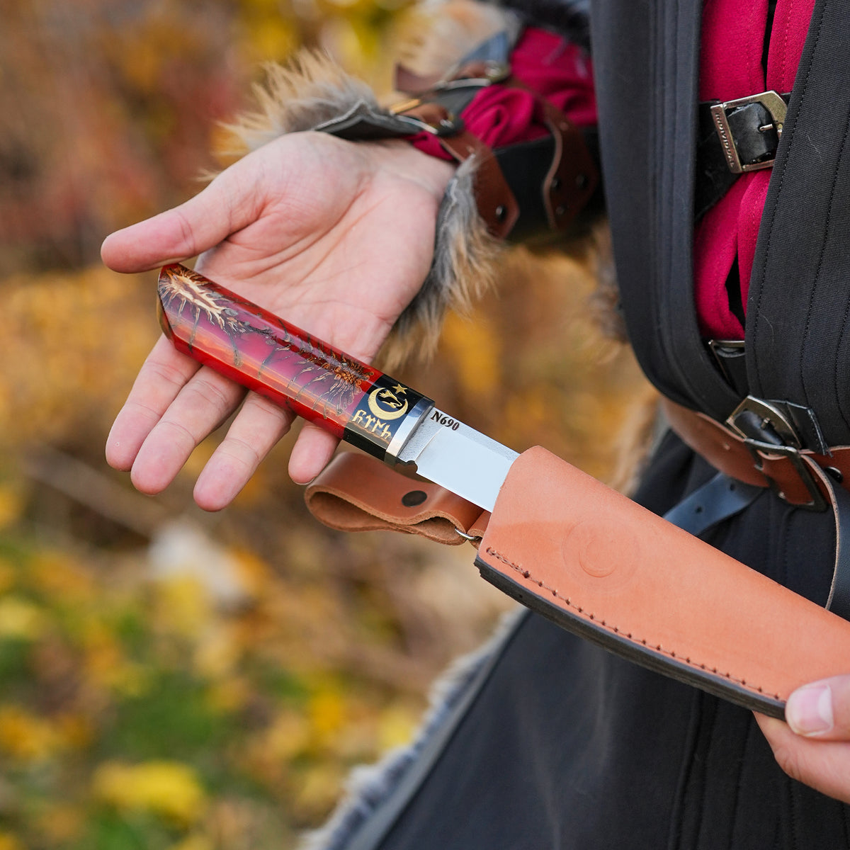 Koleksiyonluk ve Hediyelik Bıçak - N690 Çelik- KırmızıEpoksi Kozalak Karışımı Sap