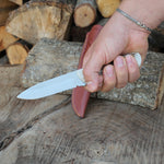 doğal geyik boynuzu sapı ve sağlam N690 çelik gövdesiyle hem estetik hem fonksiyonel bir yapı sunar.