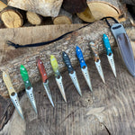 Estetik epoksi sap ve 4034 çelik karışımı, bu kolye bıçağını hem pratik hem şık bir aksesuar haline getiriyor.