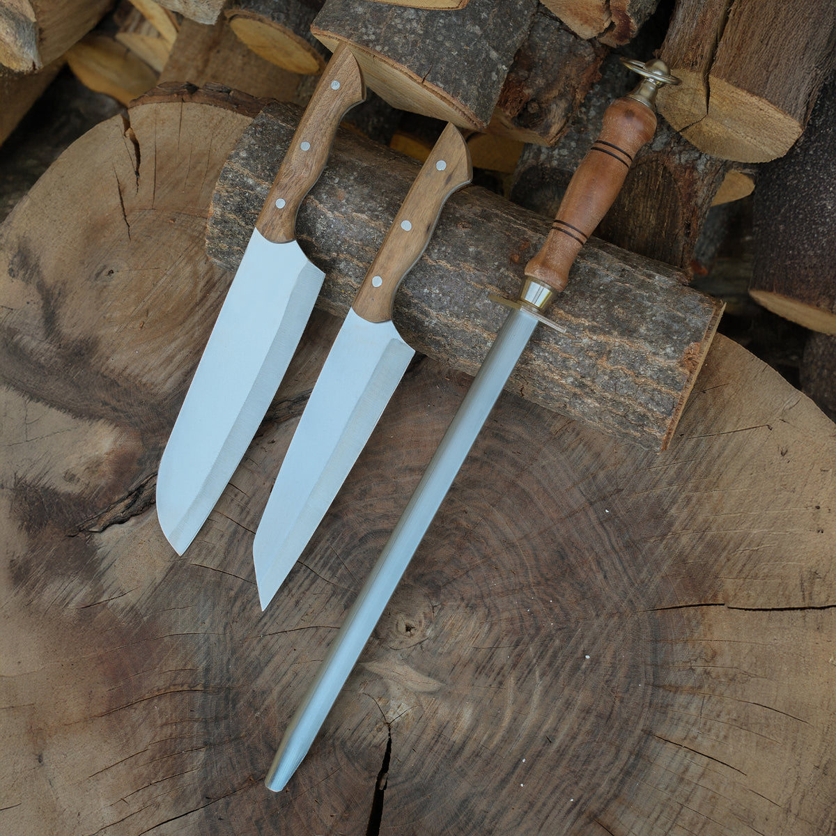 Ceviz kabzalı Kritsuke ve Santoku bıçakları ile masattan oluşan el yapımı premium şef seti