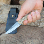 N690 çelikten yapılmış, pirinç gravür saplı katlanabilir el yapımı bıçak – Denizli Yatağan üretimi