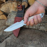 Doğal malzeme olan geyik boynuzu ile zenginleştirilmiş sap, paslanmaz N690 çelik gövde ve deri kılıfla tamamlanmış rustik görünümlü özel bıçak