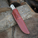 N690 çelikten yapılmış, rustik görünümlü geyik saplı bu bıçak; el işçiliği ve vaketa deri kılıfı ile özgün ve şık bir kullanım sağlar.