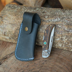 Doğal dokulu ceviz sapı ve yüksek kaliteli çelik gövdesiyle bu el yapımı katlanır bıçak, koleksiyonluk özel bir parçadır.