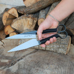 El işçiliğiyle üretilmiş, 256 gram ağırlığında dövme G10 çelik makas; mutfak, kasaplık ve endüstriyel kullanım için idealdir