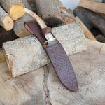 El işçiliğiyle şekillendirilen geyik sapı ve yüksek sertlikte damascus çelik gövdesi, avcılık için üstün performans sunar.