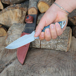 Stabilize sapın estetik yapısı ve yüksek kaliteli N690 çeliğin birleşimiyle üretilmiş, vaketa deri taşıma kılıfı ile tamamlanan dayanıklı el bıçağı