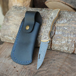 Damascus çelikten üretilmiş, pirinç gravür işlemeli saplı el yapımı katlanır bıçak – taşınabilirliğiyle doğa severler için ideal tercihtir.