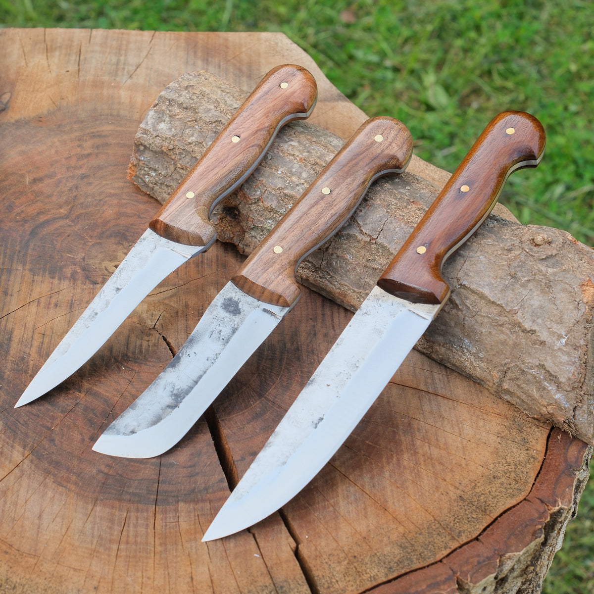 Yatağan kasabasında el yapımı olarak üretilmiş dövme çelikten kurban bıçağı seti