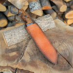 Yüksek dayanıklılık ve sağlam tutuş sunan, ceviz saplı büyük el yapımı bıçak modeli.