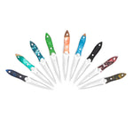 El işçiliğiyle hazırlanmış bu küçük kolye bıçak, dayanıklı çelik gövdesi ve modern epoksi sapıyla günlük taşıma için uygundur.