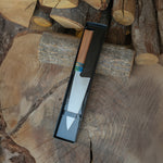 Dengeli ağırlığı ve keskin çeliği ile öne çıkan bu özel şef bıçağı, hem amatör hem profesyonel mutfaklarda kullanılmak üzere tasarlandı.