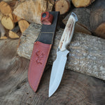 N690 çelikten üretilmiş, geyik boynuzu saplı bu el yapımı bıçak; vaketa deri taşıma kılıfıyla doğada kullanım için mükemmel bir kombinasyon sunar.