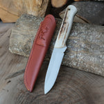 Geyik boynuzu saplı ve 22 cm uzunluğundaki bu el yapımı bıçak, vaketa deri taşıma kılıfı ile günlük ve doğa kullanımına uygundur.