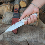 Doğal materyallerle üretilmiş geyik saplı bu özel bıçak, koleksiyonluk yapısı ve dayanıklı çeliği ile hem şık hem fonksiyonel.