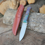 Kompakt boyutlu N690 çelikten el yapımı bıçak, stabilize sapı ve vaketa deri kılıfıyla şehir içi ve outdoor kullanım için ideal çözümdür.