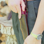 El yapımı N690 çelik bıçak, ergonomik G10 sap tasarımıyla önden görünüm