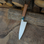 El yapımı olarak hazırlanan bu 31 cm’lik bıçak, farklı renklerdeki epoksi sapıyla estetik ve kişisel bir deneyim sunar.