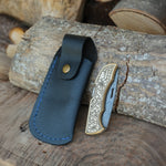 Pirinç saplı bu gravürlü katlanır model, Damascus çeliğin sağlamlığıyla birleşerek günlük kullanımda güvenli ve estetik bir seçenek sunar.