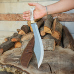 Geyik boynuzundan şekillendirilmiş sapı ile dikkat çeken bu el yapımı model, zorlu doğa koşulları için uygundur.