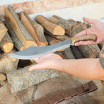 Kamp ve doğada güçlü kesimler için tasarlanmış bu uzun bıçak, ceviz sapıyla sağlam bir tutuş sunar.