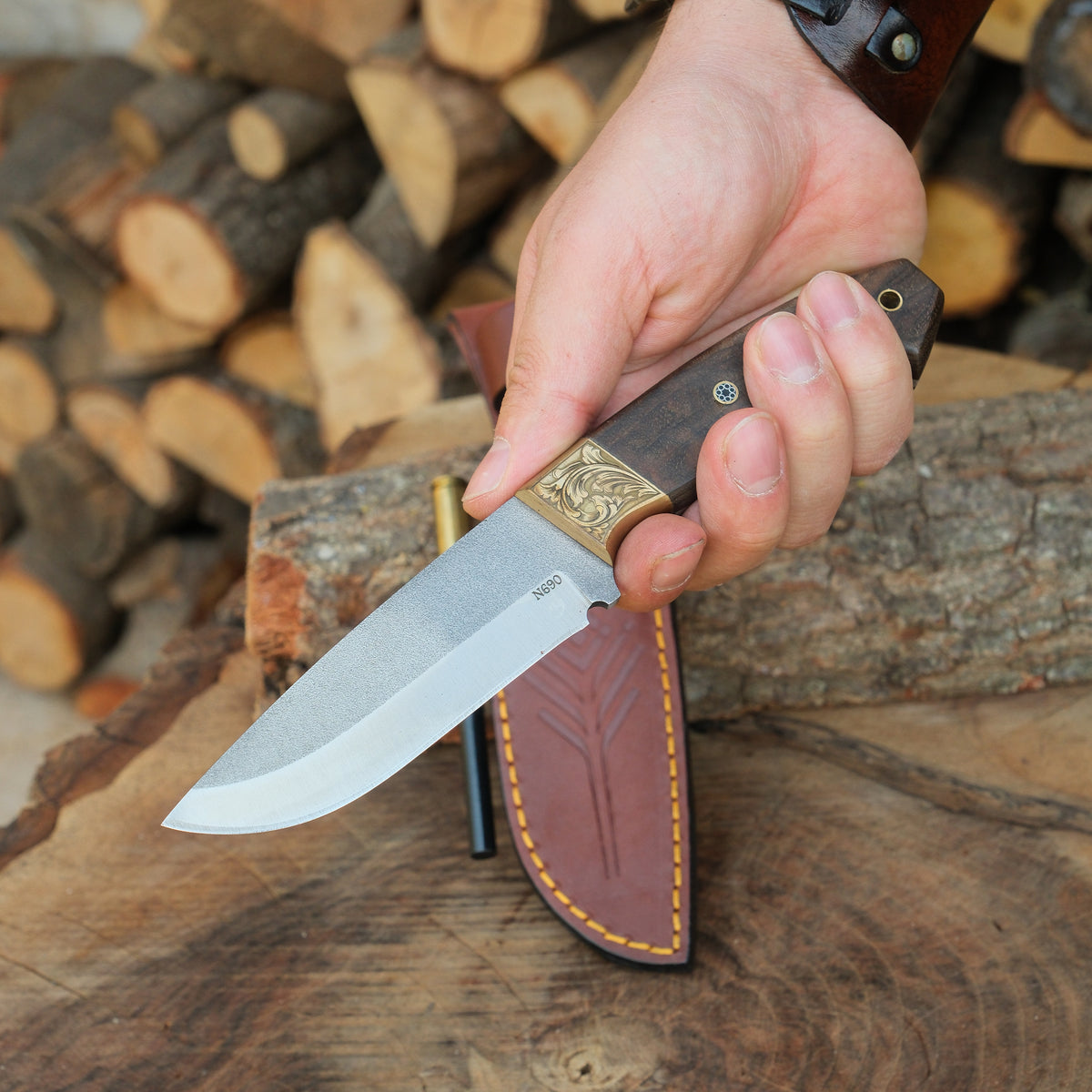 N690 çelikten üretilmiş, ceviz saplı dayanıklı bushcraft bıçağı