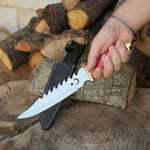 Köse Mehmet bıçakları ustalığıyla hazırlanan bu el yapımı 4116 paslanmaz çelik bıçak, mika sapıyla dikkat çekiyor.