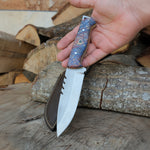 Kamp, mutfak ve avcılık gibi farklı alanlarda kullanılmak üzere tasarlanmış, stabilize saplı ve kılıflı el yapımı N690 çelik bıçak