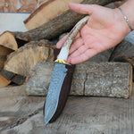 Vaketa deri kılıfla tamamlanan bu damascus çelik av bıçağı, outdoor kullanıcılar için hem fonksiyonel hem şık bir çözümdür.